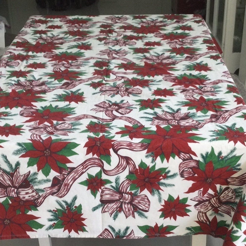 Holiday Poinsettia Tablecloth with 8 Napkins